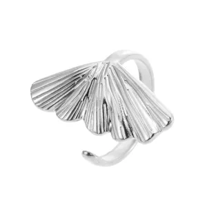 Detailansicht des eleganten silbernen muschelförmigen Offenen Rings mit feiner Textur.