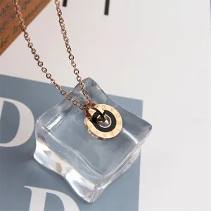 Detailaufnahme einer Roségold Titanstahl Halskette mit römischen Ziffern Doppelring Anhänger.