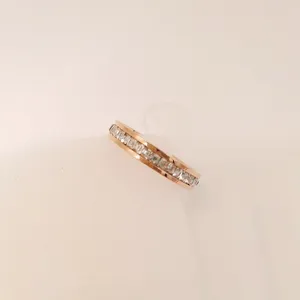 Exquisite rose gold titanium steel single-row diamond ring, minimalist fashion jewelry.