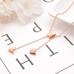 Roségold Edelstahl Schmetterling Kette Detail, zarte mattierte Textur Damenschmuck.