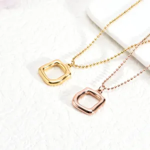 Nahaufnahme von stilvollen Edelstahl Halsketten mit quadratischem Anhänger in Gold.