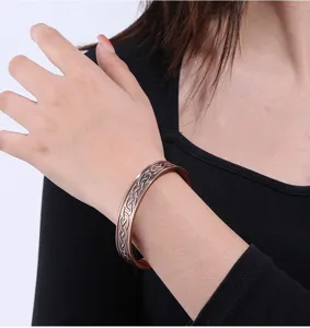 Gedetailleerd weergave van de antieke open koperen armband met retro gevlochten textuur.