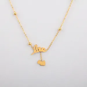 Vergoldete Liebesbrief Anhänger Halskette mit kleinen Perlen und süßem Welpen Charm für Damen Mode.