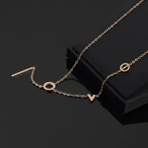 Roségold Titanstahl LOVE Halskette, elegante Choker Kette mit Buchstaben Anhängern für Damen.