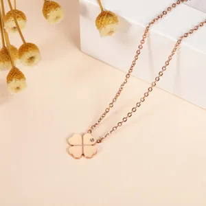 Roségold Edelstahl vierblättriges Kleeblatt Halskette Detailansicht, eleganter Anhänger.