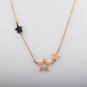 Detailansicht der Roségold Dreifach Stern Schlüsselbein Halskette aus Edelstahl mit feiner Kette.
