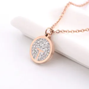 Nahaufnahme Detail der roségoldenen Titanstahl Strass Kette mit T-Buchstaben Anhänger
