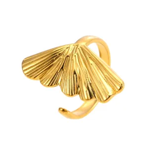 Goldene muschelformige Offener Ring Detailansicht, feine Rippen Faecher Textur Strand Schmuck
