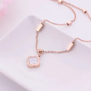 Roségold Titanstahl Schlüsselbeinkette mit doppelseitigem vierblättrigen Kleeblatt Anhänger.