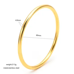 Bracelet jonc uni brossé en acier inoxydable doré, largeur de 4mm et diamètre de 60mm.