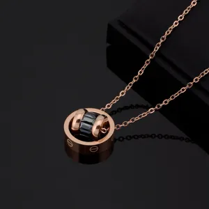Modische Titanstahl Roségold Halskette mit elegantem schwarzen Kristall Ring Anhänger.