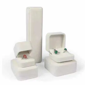 Witte fluwelen sieradendoos set, elegante afgeronde ring en ketting displayvitrine.