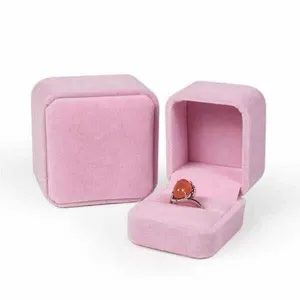 Roze fluwelen sieradendoos detail met ringgleuf, elegante opbergverpakking voor juwelen.