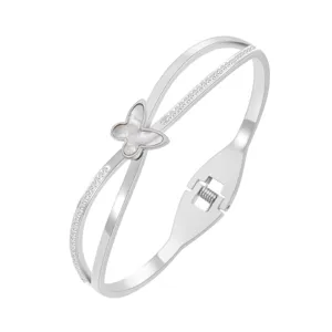 Vue détaillée du bracelet manchette papillon en acier inoxydable avec incrustation de coquillage.