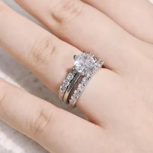 Superbe ensemble de bague de fiançailles double couche avec pierre ronde étincelante.