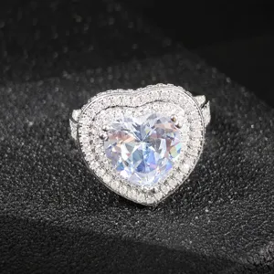Nahaufnahme Detail eines glitzernden herzförmigen Zirkonia Halo Rings mit Mikropavé Fassung.