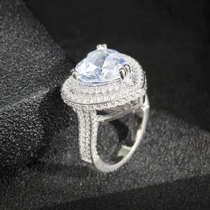 Nahaufnahme eines luxuriösen silbernen Damenrings mit Zirkonia und doppelter Pavé-Fassung.