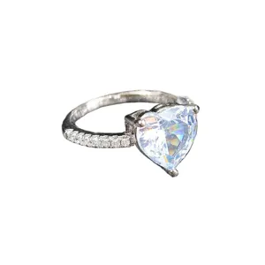 Superbe bague de fiançailles en argent avec zircone cubique en cœur et anneau pavé scintillant.