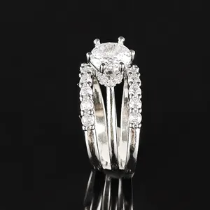 Vue détaillée d'une superbe parure de bague de mariage étincelante avec diamants pavés.