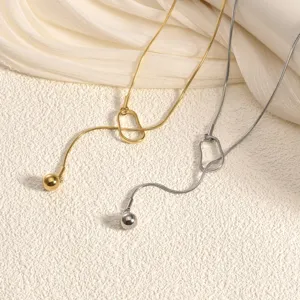 Minimalistische lange Pulloverkette in Gold und Silber mit schicker Schlangenkette und Ring.