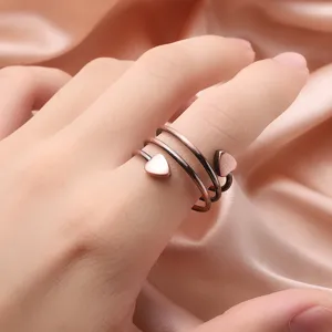 Gros plan détaillé de la bague spirale élégante à plusieurs tours avec des cœurs.