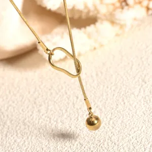 Nahaufnahme des eleganten goldenen Y-Colliers mit Schlangenkette und feinem Kugelanhänger.