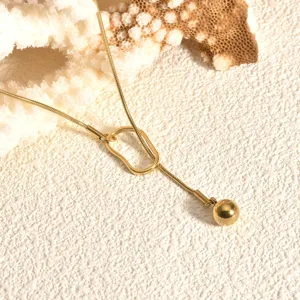 Elegante goldene Y-förmige lange Pulloverkette mit Schlangenkette und Metallkugel für Damen.