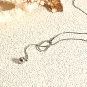 Schlangenketten Detail aus Titanstahl mit geometrischem Ring und Kugelanhanger Nahansicht