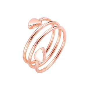 Bague spirale multi-tours dorée à l'or rose avec cœurs, détail de bijou tendance.