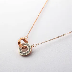 Roségold Doppelring Kristall Anhänger Halskette Detailansicht, elegante kurze Kette.