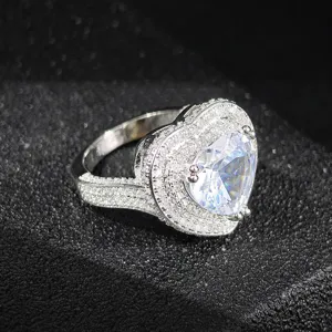 Erhöhter eleganter Damenring mit Herz Zirkonia, glänzendes Silber Modeschmuck Design für Frauen.