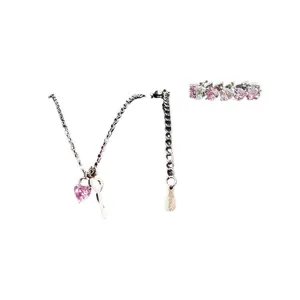 Joli ensemble de bijoux collier et bague en zirconium cœur rose, style mode élégant et frais.