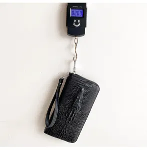 Portefeuille pochette homme motif crocodile noir vue detaillee montrant le poids.