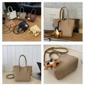 Vista dettagliata della borsa a secchiello casual da donna con grazioso ciondolo cavallo alato.