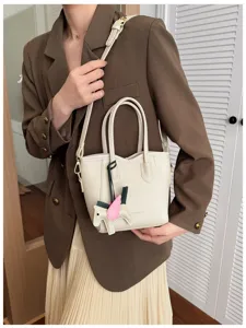 Borsa secchiello casual coreana da donna, elegante borsa a tracolla in pelle con ciondolo.