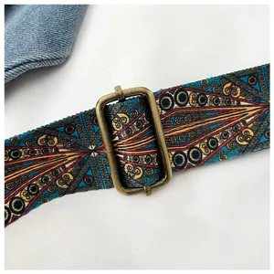 Close-up van etnische geweven schouderriem met bronzen metalen gesp, retro geometrisch.