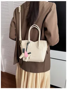 Borsa secchiello minimalista da donna con ciondolo cavallo alato, elegante borsa a tracolla.