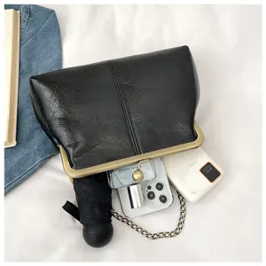 Gedetailleerd overzicht van zwarte PU lederen schelp clutch tas met handige capaciteit.
