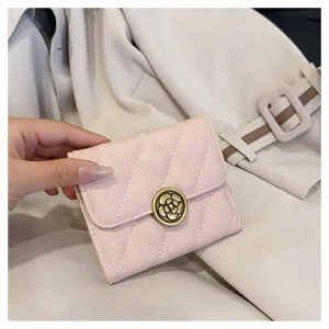 Portefeuille court matelassé rose avec bouton pression en métal camélia, sac compact chic.