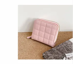 Portefeuille court rose matelassé pour femmes, porte-monnaie zippé élégant et motif à carreaux.