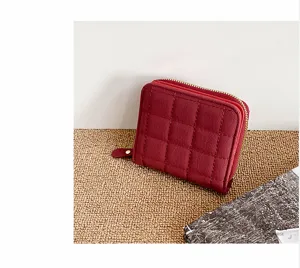 Portefeuille court matelassé rouge pour femmes avec fermeture éclair, porte-monnaie compact.