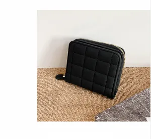 Portefeuille court matelassé noir pour femme, porte-monnaie zippé élégant minimaliste.