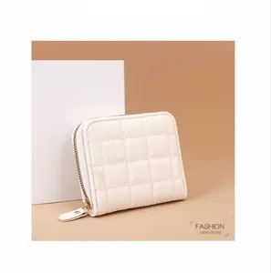 Portefeuille court matelassé blanc zippé pour femme, élégant porte-monnaie compact en cuir.