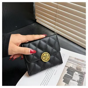 Portefeuille court matelassé noir mode femme avec bouton camélia élégant porte-cartes.