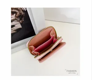 Portefeuille court rose pour femme avec poche zippée et fentes pour cartes, accessoire chic.