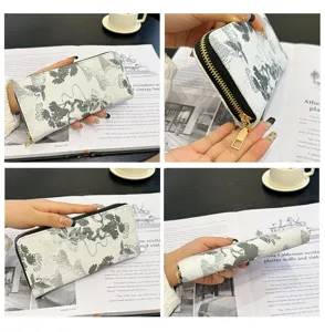 Vue détaillée du portefeuille long pour femme avec imprimé vintage grue et pin noir et blanc.