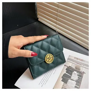 Portefeuille court matelassé élégant pour femme, design compact avec emplacements cartes et monnaie.