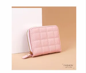 Portefeuille court matelassé rose pour femme, pochette zippée élégante et décontractée.