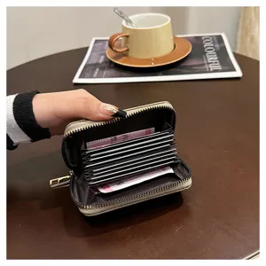 Μικρό γυναικείο πορτοφόλι από συνθετικό δέρμα PU με φερμουάρ και πολλές θήκες για κάρτες.