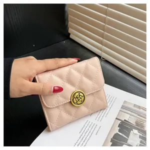 Détail du portefeuille matelassé rose avec un élégant fermoir en métal camélia.